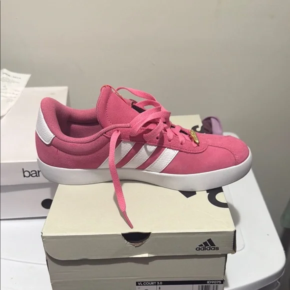 Adidas Pink Sneakers with Classic Low-Top Design - Picture 5 of 7